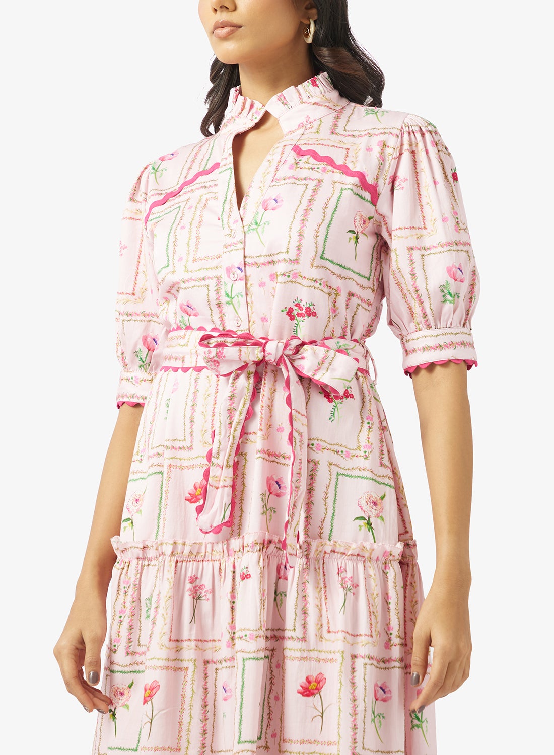 فستان ميدي بأزرار وتنورة متدرجة وحزام خصر